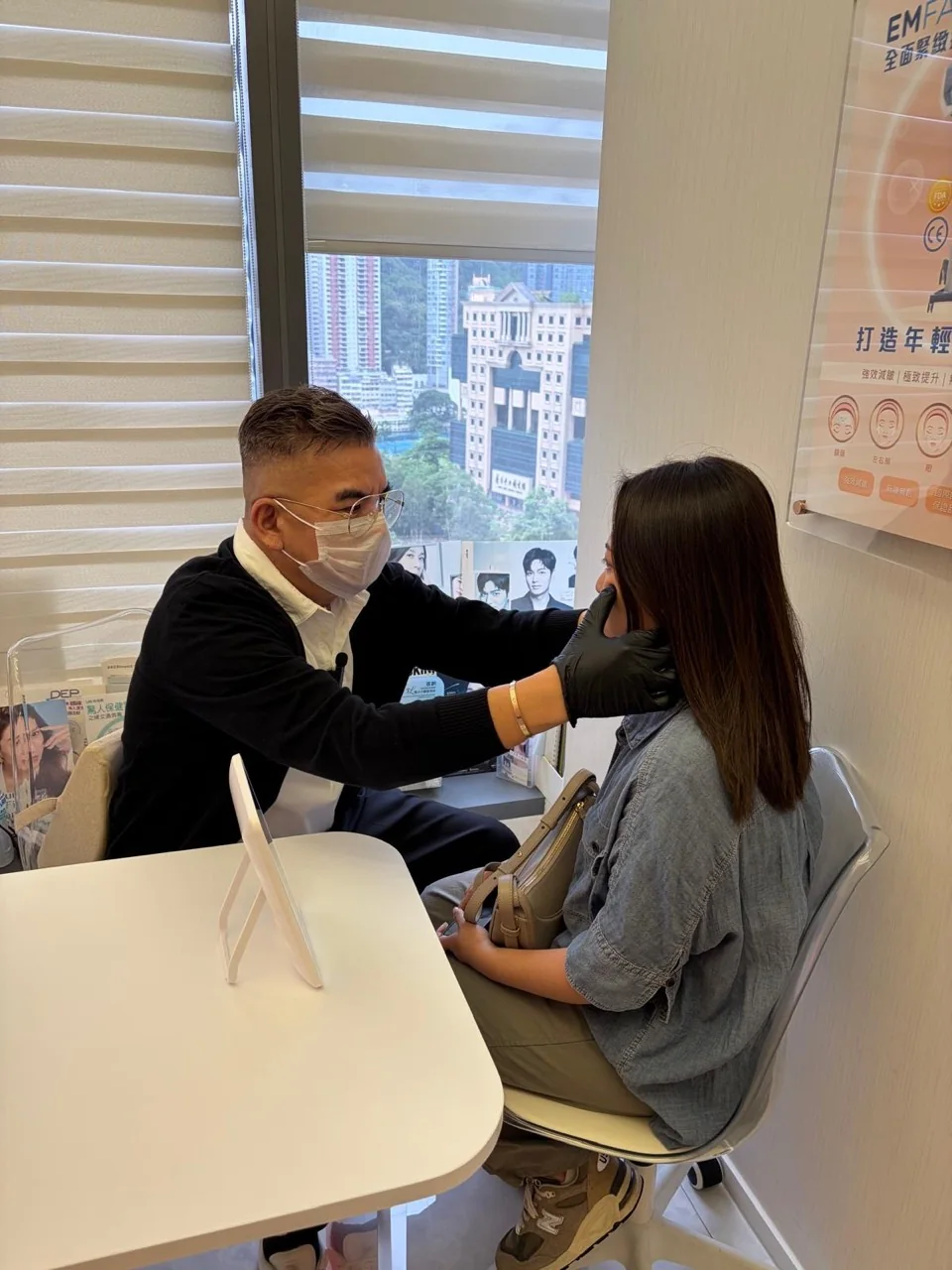 小顏師 Jacky 為客人進行一對一面型分析