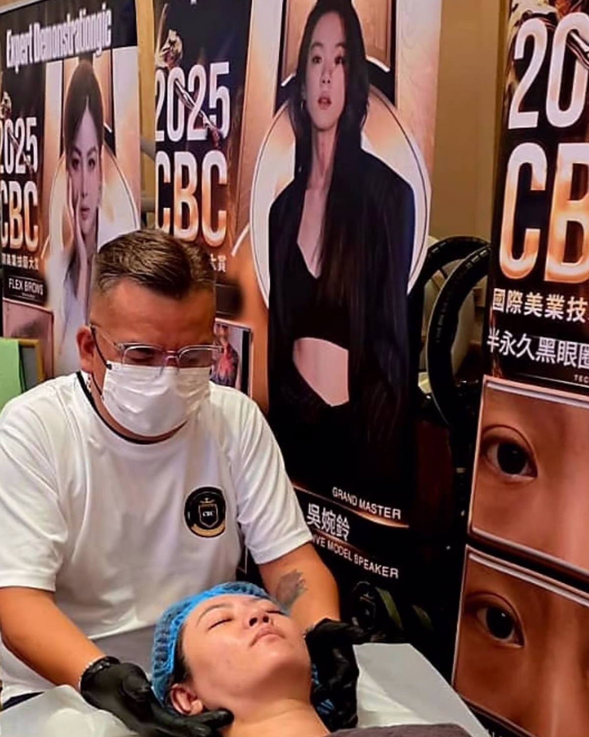 小顏師 Jacky 於 2025 台灣 CBC 國際美業大賽現場示範無創徒手小顏手法
